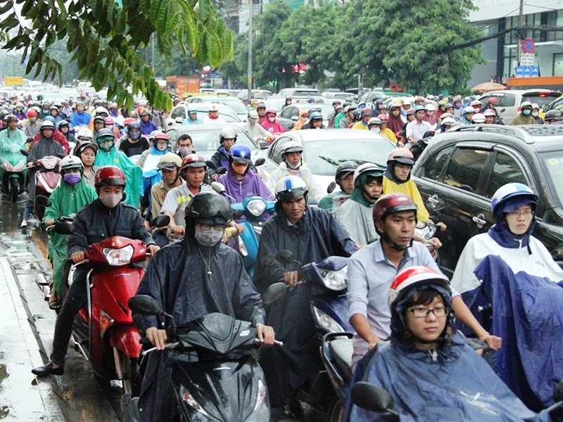 Hàng ngàn người khó nhọc chờ đợi để di chuyển từng chút một về nhà